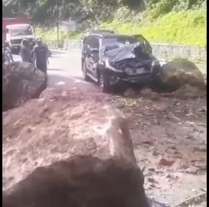 Batu Besar menimpa 2 kendaraan saat melintas Cadas Pangeran