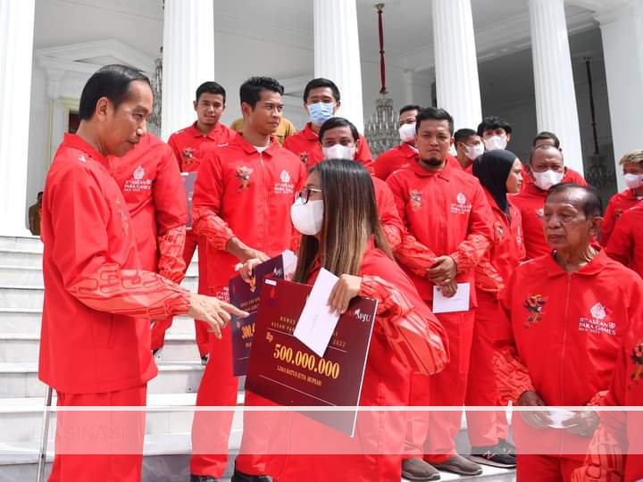 Presiden Joko Widodo memberikan penghargaan atas prestasi para atlet Indonesia yang berlaga di ajang ASEAN Para Games Ke-11 yang berlangsung di Kota Surakarta pada 30 Juli sampai 6 Agustus 2022 lalu. Penyerahan apresiasi tersebut digelar di halaman tengah Istana Merdeka, Jakarta, pada Senin, (28/11) pagi. Foto : Facebook