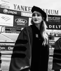 Taylor Swift saat Wisuda dan mendapatkan Gelar Kehormatan dari New York Univesity. Foto : tangkap layar Instagr @nyuniversity, FX by : PicsArt