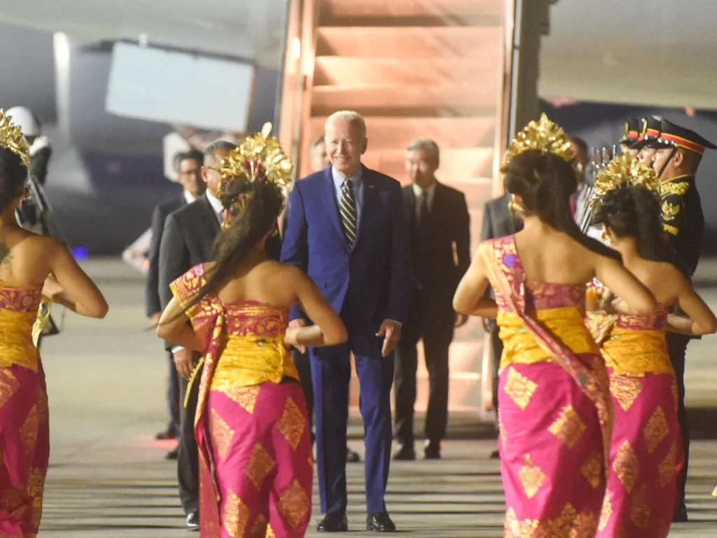 Presiden AS Joe Biden tiba di Bali, Minggu (13/11/2022) malam. (Foto: BPMI Setpres) Read more: Presiden AS Joe Biden tiba di Bali, Minggu (13/11/2022) malam. (Foto: BPMI Setpres)