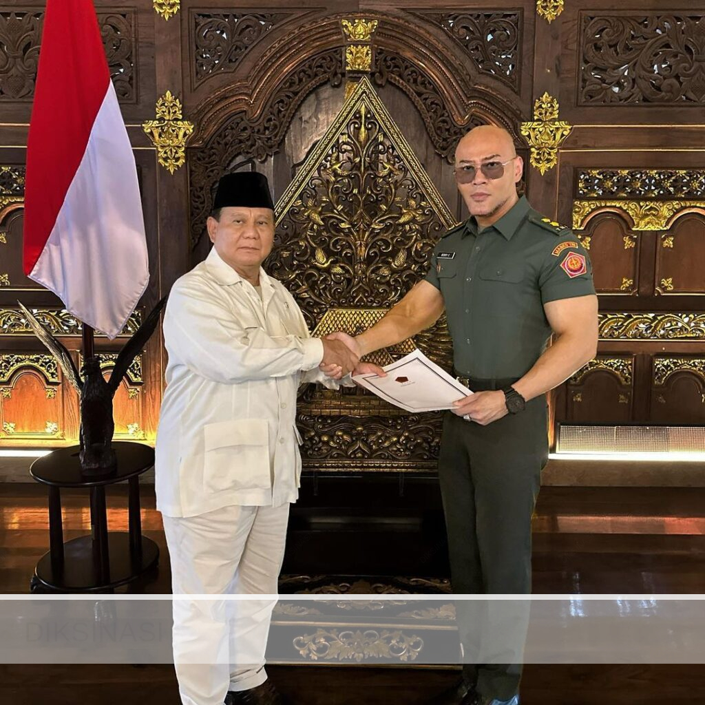 Deddy Corbuzier mendapatkan gelar pangkat Letnan Kolonel Tituler Angkatan Darat oleh Pemerintah melalui Menteri Pertahanan (Menhan) Prabowo Subianto, Jumat (9/12/2023).