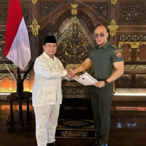 Deddy Corbuzier mendapatkan gelar pangkat Letnan Kolonel Tituler Angkatan Darat oleh Pemerintah melalui Menteri Pertahanan (Menhan) Prabowo Subianto, Jumat (9/12/2023).