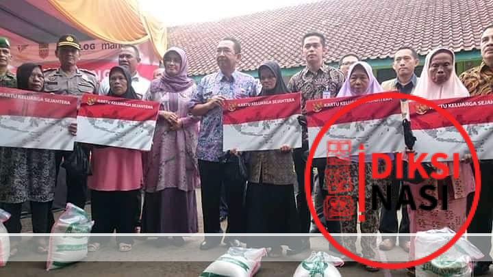 Simboli penyerahan kartu PKH/KKS kepada KPM di Kecamatan Sindangkasih tahun 2018. Sumber foto : Facebook