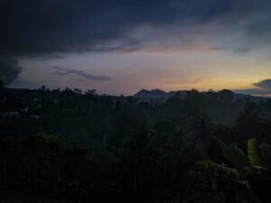 Langit Gelap Tertutup Awam Semeru, Ribuan Warga Lumajang mengungsi pasca erupsi gunung merapi.