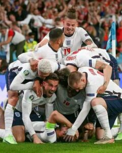 Inggris melesat ke perempat final Piala Dunia 2022 usai mengalahkan Senegal 3-0 tanpa balas di Al-Bayt Stadium, Senin (5/12/2022) dini hari WIB, Foto : Selebrasi para pemain Inggris yang gembira karena kemenangan.