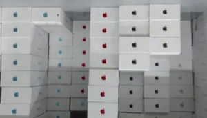 Kericuhan di pabrik iPhone di China berdampak buruk bagi Apple. Puluhan ribu karyawan berbondong-bondong tinggalkan pabrik.