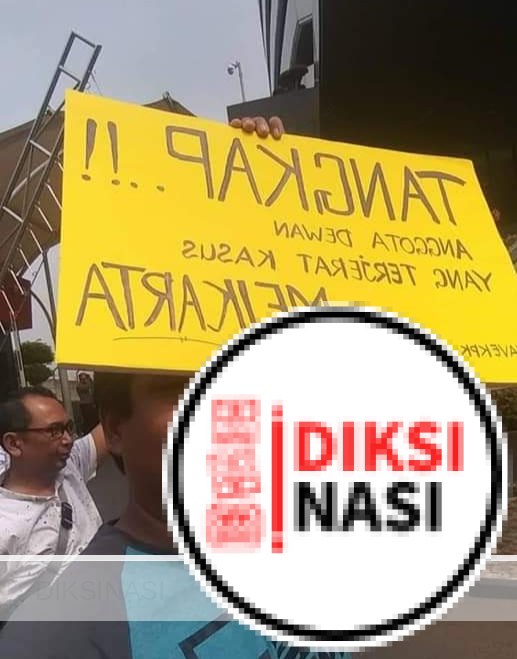 100 orang yang tergabung dalam Perkumpulan Komunitas Peduli Konsumen Meikarta (PKPKM) pun berunjuk rasa di depan Gedung DPR RI Senayan, Jakarta Pusat, Senin (5/12).