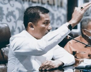 Bupati Meranti, Muhammad Adil mendadak viral. Pasalnya ia menuai kontroversi karena menyebut Kementerian Keuangan (Kemenkeu) berisi iblis atau setan. Tak hanya itu, dia juga berencana menggugat Presiden Joko Widodo (Jokowi).