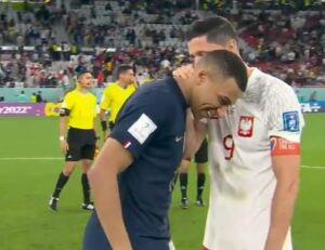 Prancis bungkam Polandia 3-1. Foto : Momen Lewandowski ucapkan selamat atas kemenangan Prancis ke Embappe
