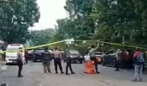 Polisi memasang police line untuk mensterilkan lokasi bom bunuh diri. Kapolda Jabar ungkap satu anggota gugur dalam peristiwa itu.