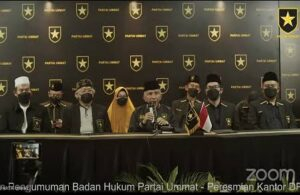 Ketua Majelis Syuro Partai Ummat Amien Rais (tengah) menyampaikan sambutan saat penyerahan berkas pendaftaran sebagai partai politik. Sumber: https://m.mediaindonesia.com/politik-dan-hukum/544499/partai-ummat-tidak-lolos-jadi-peserta-pemilu-2024