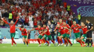 Tim kuda hitam Maroko memastikan satu tempat di empat besar Piala Dunia 2022, usai menang 1-0 atas Portugal di Al Thumama Stadium, Sabtu (10/12/2022) malam WIB. Gol semata wayang Youssef En-Nesyri pada menit ke-42 menjadi satu-satunya penentu kemenangan tersebut.