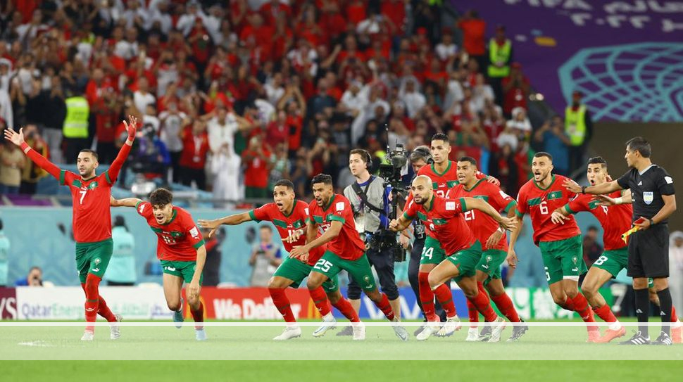 Tim kuda hitam Maroko memastikan satu tempat di empat besar Piala Dunia 2022, usai menang 1-0 atas Portugal di Al Thumama Stadium, Sabtu (10/12/2022) malam WIB. Gol semata wayang Youssef En-Nesyri pada menit ke-42 menjadi satu-satunya penentu kemenangan tersebut.