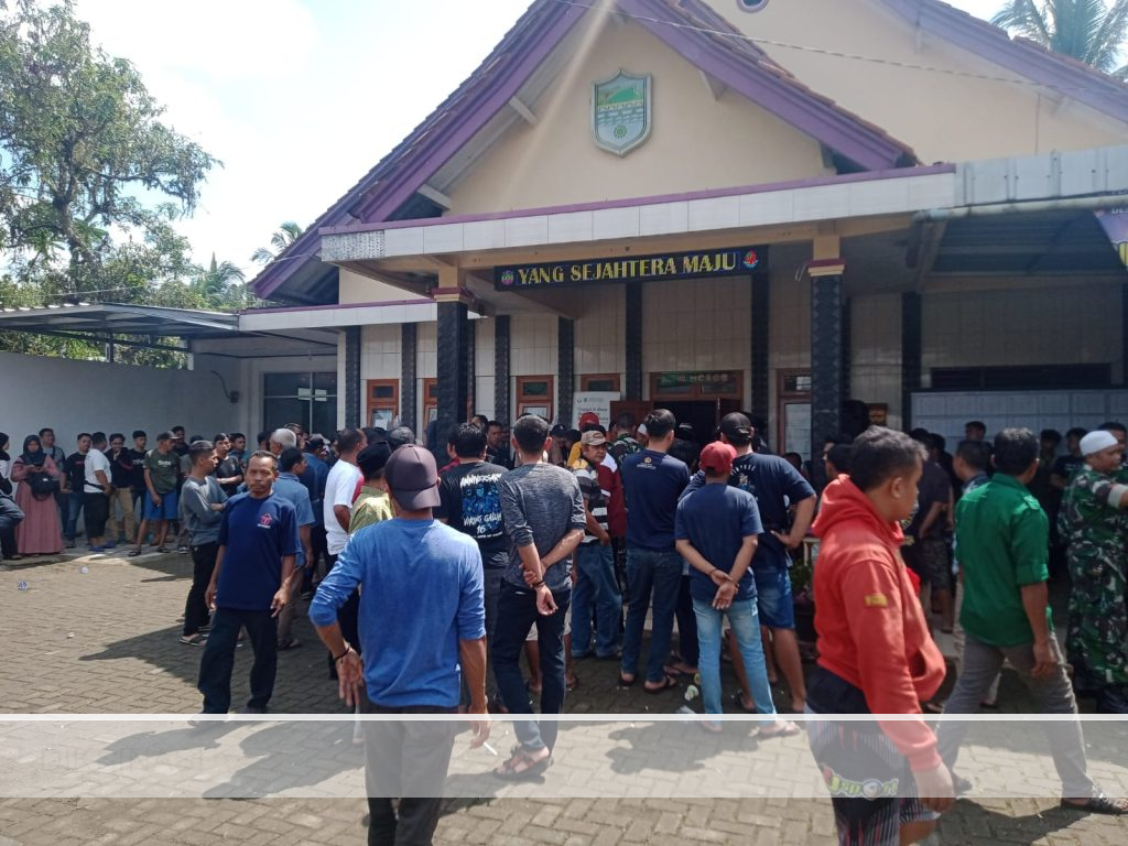 Warga Kertaharja geruduk balai desa hadiri musyawarah kades mengundurkan diri