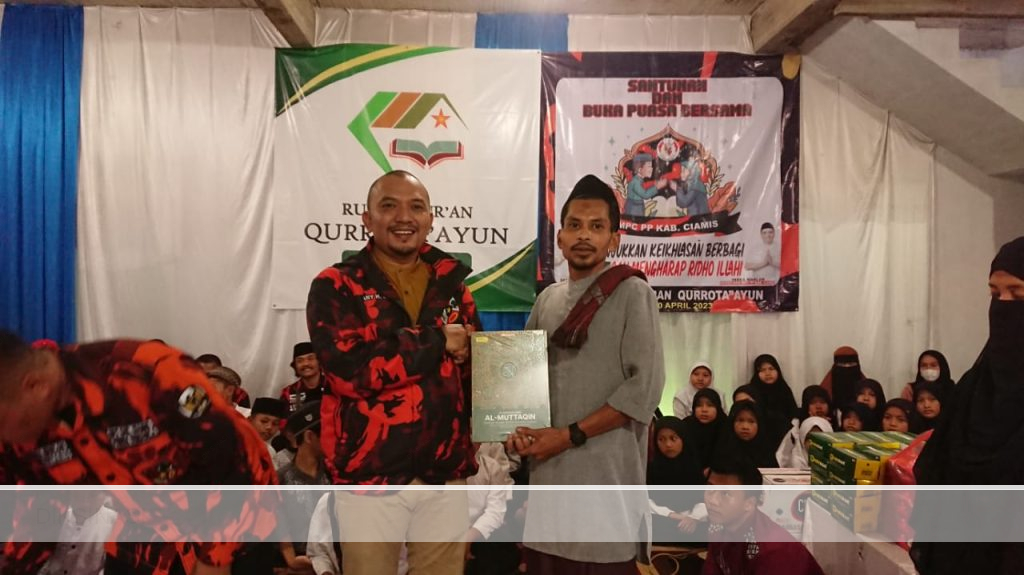 Ketua MPC Pemuda Pancasila Ciamis Dani Hendraningrat menyerahkan Santunan untuk Rumah Al Qur’an Qurotaayun