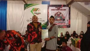 Ketua MPC Pemuda Pancasila Ciamis Dani Hendraningrat menyerahkan Santunan untuk Rumah Al Qur’an Qurotaayun