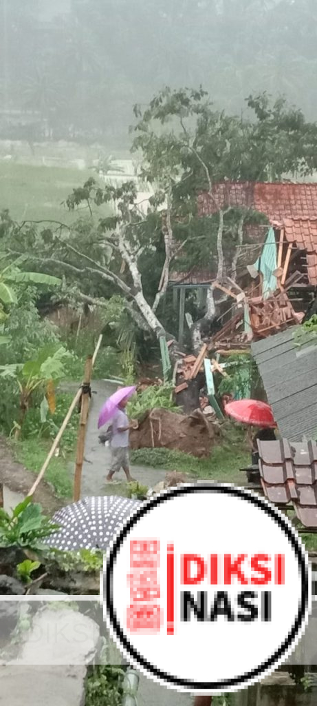 Hujan Lebat Disertai Angin Kencang Tumbangkan Pohon dan Timpa Rumah Warga di Sadananya