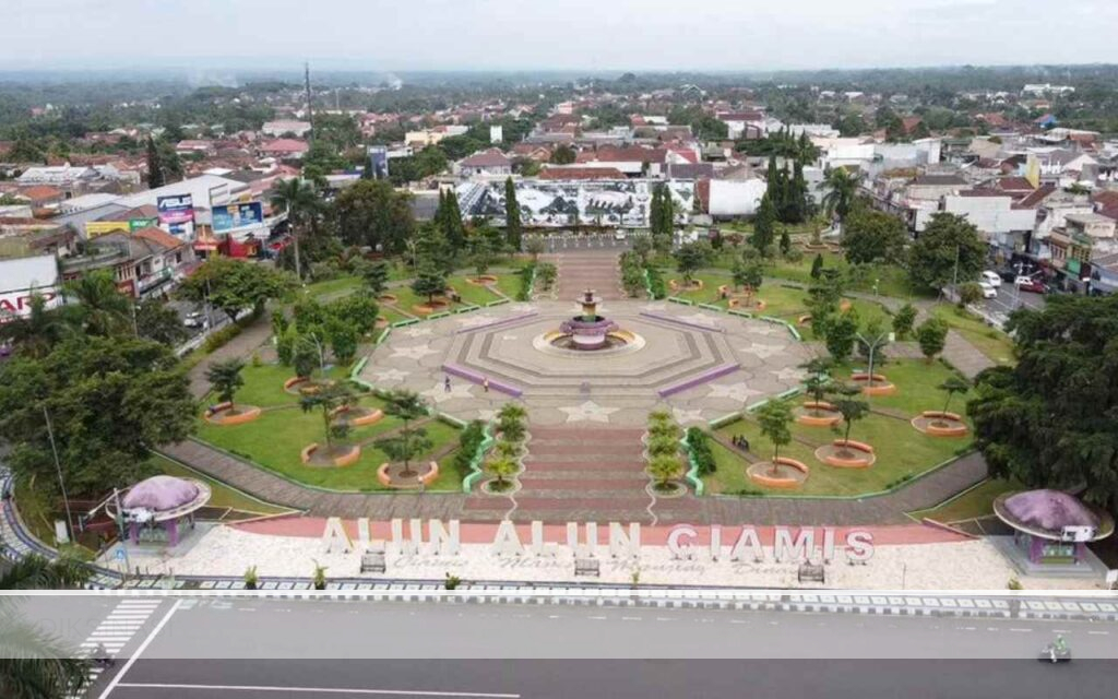 Madu dan Racun Mega Proyek Revitalisasi Alun-Alun Ciamis Gambar Tangkap Layar Akun: https://web.facebook.com/ciamisdrone/?