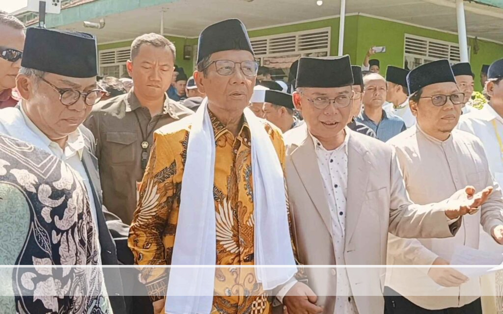 Mahfud MD Kunjungi Ponpes Cijantung Ciamis, Sapa Ajengan