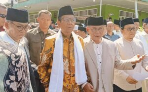 Mahfud MD Kunjungi Ponpes Cijantung Ciamis, Sapa Ajengan