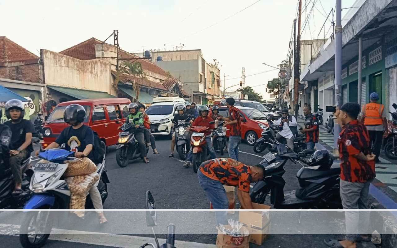 Pemuda Pancasila PAC Ciamis Berbagi Takjil Puasa di Alun alun