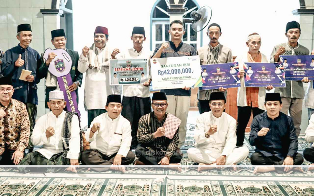 Tarawih Keliling , Bupati Ciamis Bagikan Insentif Untuk Guru Ngaji Sumber : Diskominfo Ciamis