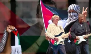 Eric Clapton Mainkan Gitar Berbendera Palestina di Konser Amal