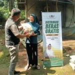 Hidayah Berbagi Indonesia Bagikan Paket Beras di Cijeungjing