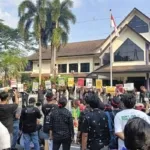 Jurnalis Tolak RUU Penyiaran Orasi Depan Gedung DPRD