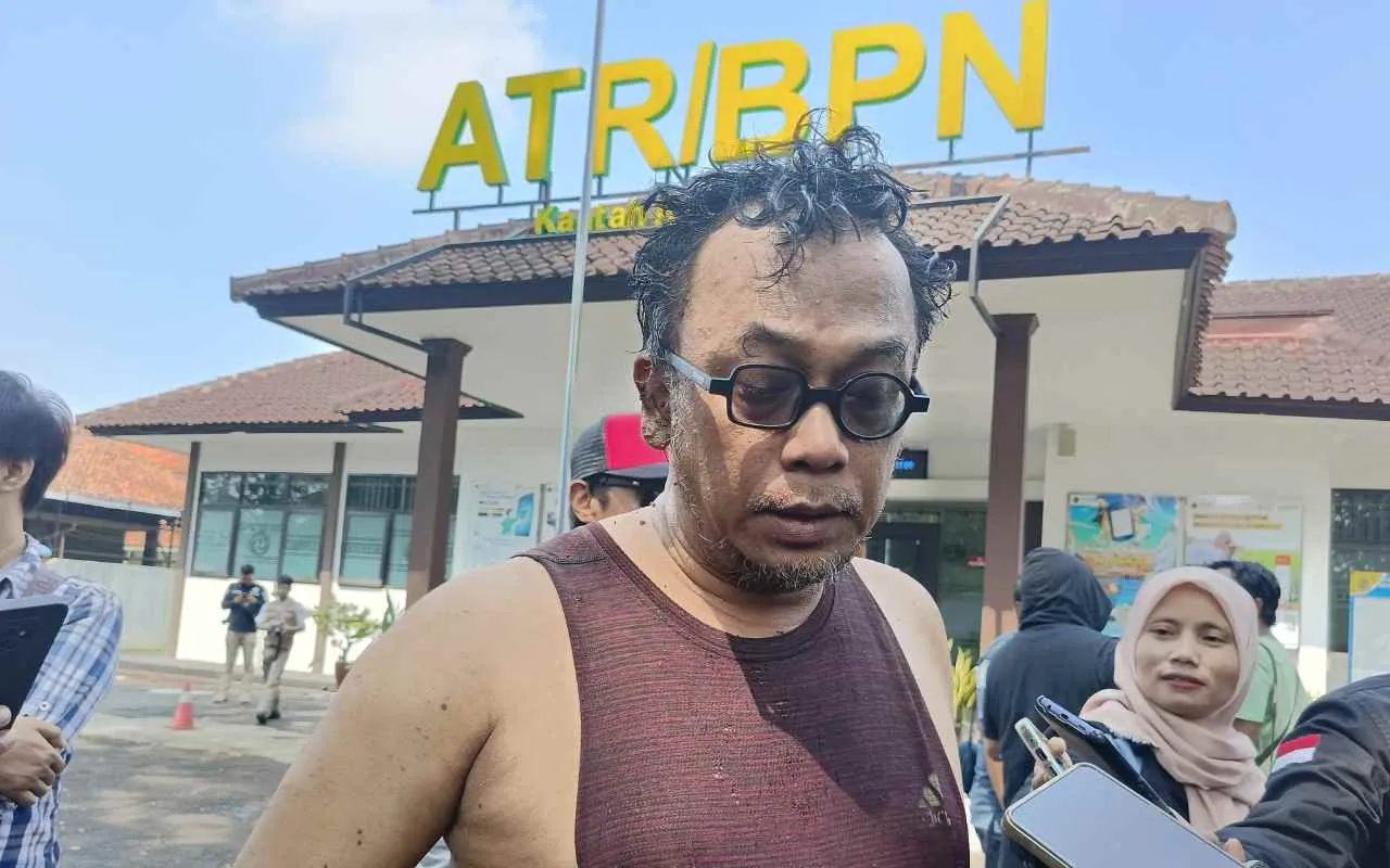 Koordinator Massa SPPT, Andi Ali Fikri Mandi Lumpur di Halaman Kantor ATR BPN Ciamis