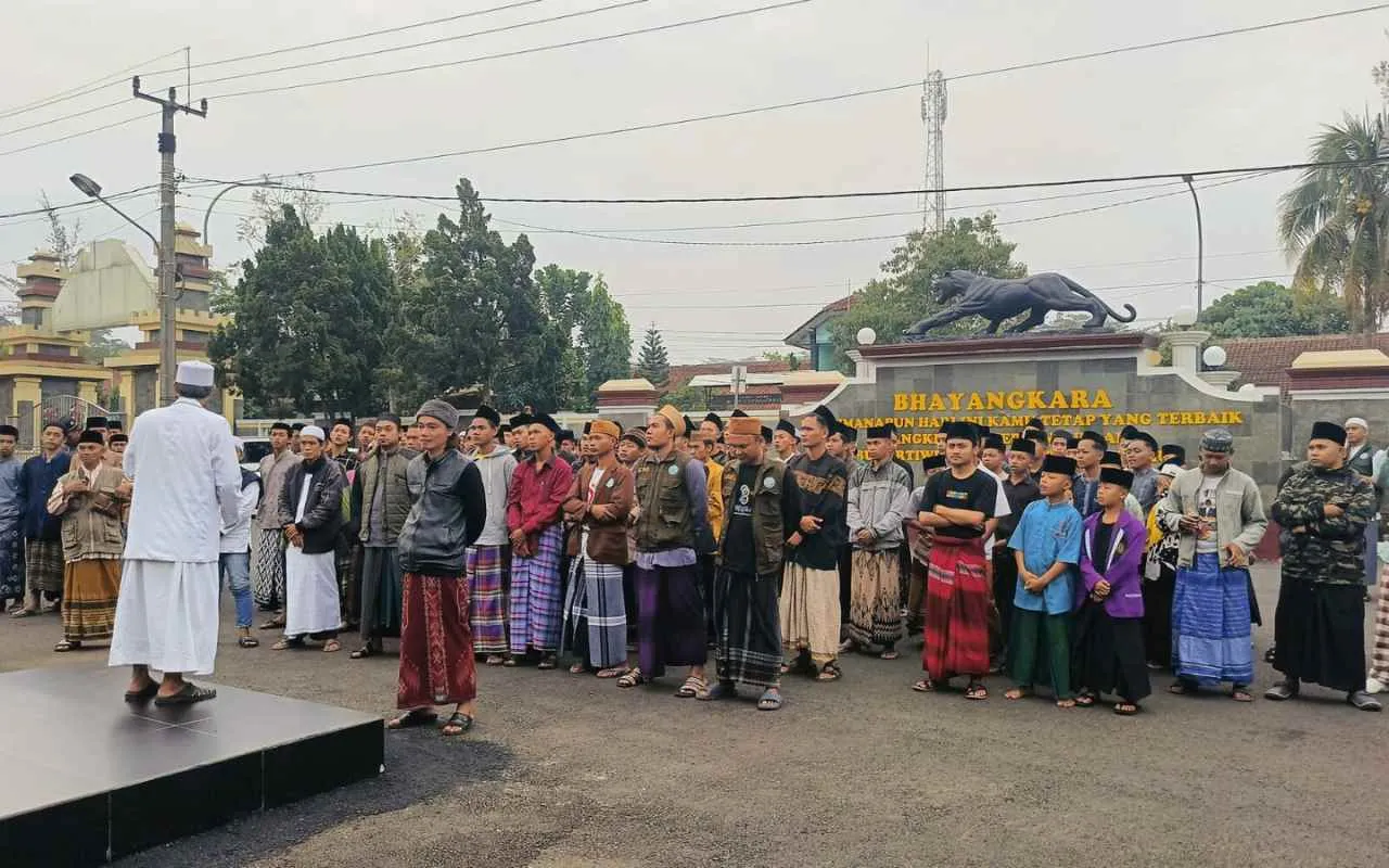 Ratusan Santri Aksi Damai di Polres Ciamis Kejar Preman Pemalak