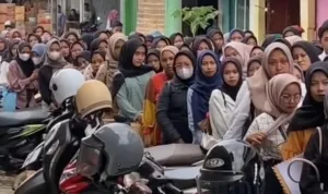 Gambar Tangkap Layar Video Viral Antrian Pelamar Kerja Warung Seblak