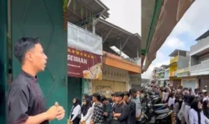 Gambar Tangkap Layar Video Viral Antrian Pelamar Kerja Warung Seblak