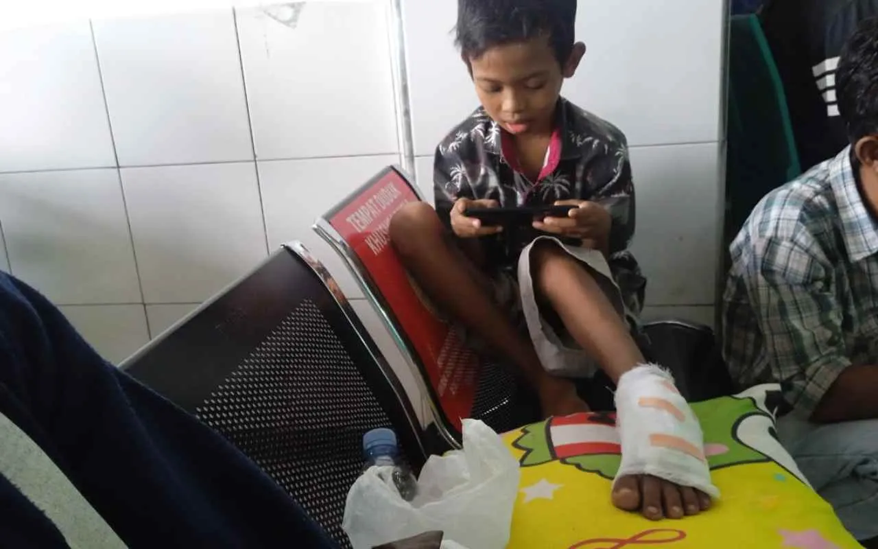 Musim Hujan Datang, Ular Hitam Pagut Kaki Diaz Asal Rancah