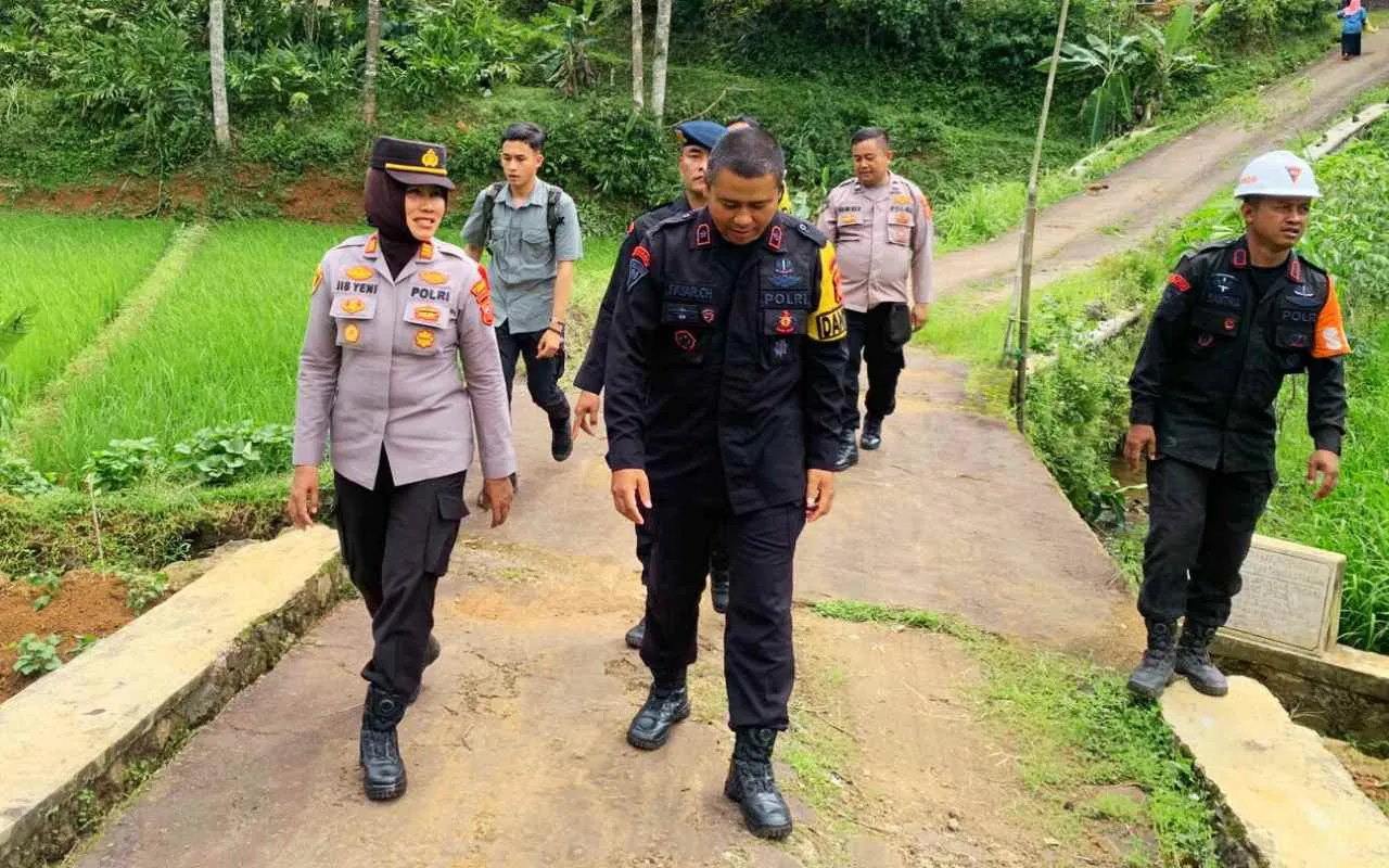 Angin Puting Beliung Robohkan Belasan Rumah di Jatinagara