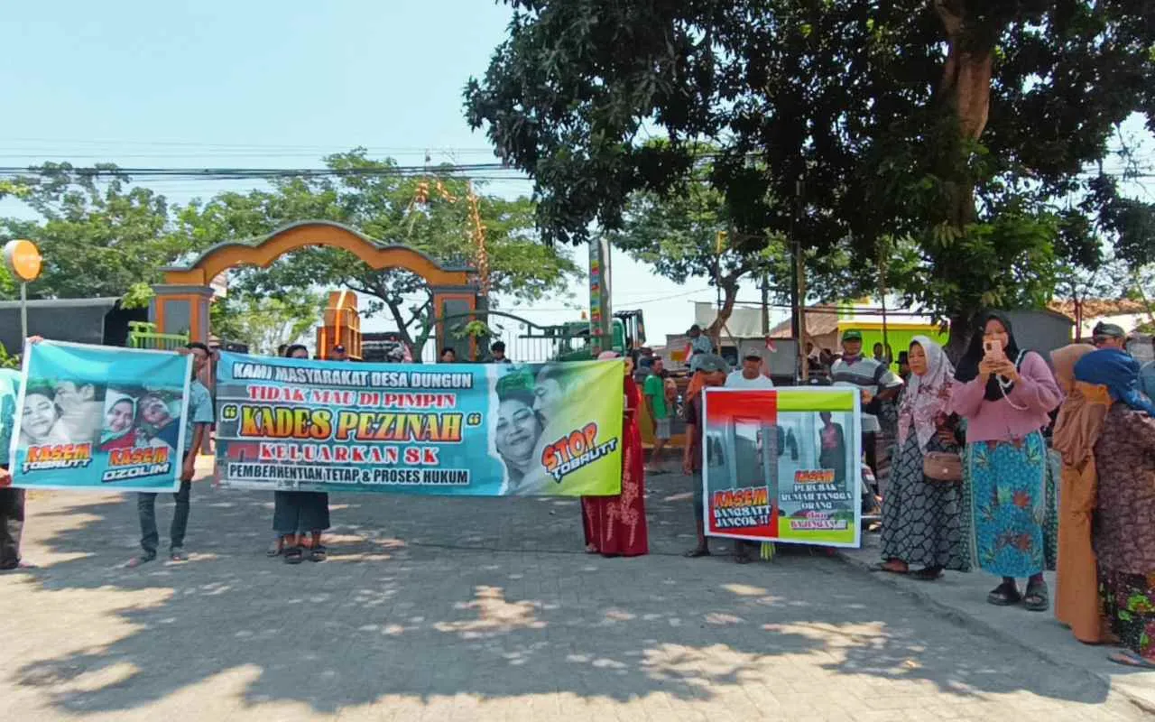 Desa Dungun Viral! Warga Pasang Banner Protes Kades Selingkuh . Gambar Tangkap Layar Instagram