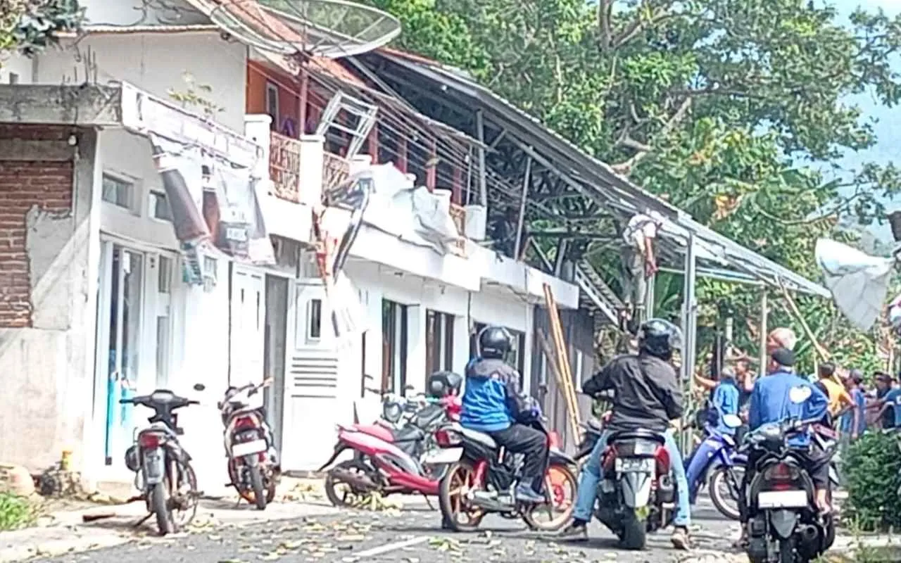 Angin Kencang Landa Desa Nasol, Atap Rumah Warga Roboh