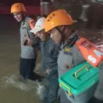 Banjir Citanduy Mulai Surut, Brimob dan Warga Lakukan Evakuasi