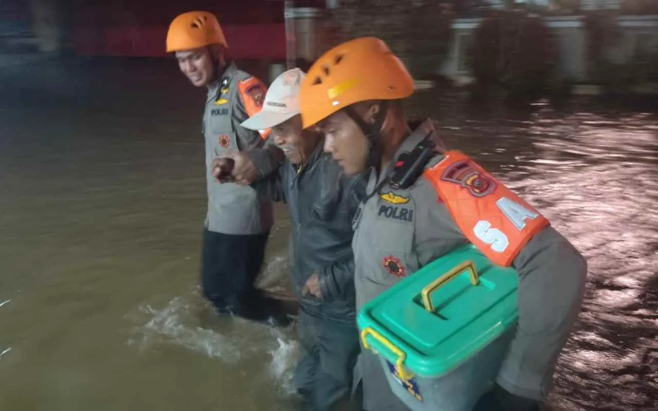 Banjir Citanduy Mulai Surut, Brimob dan Warga Lakukan Evakuasi