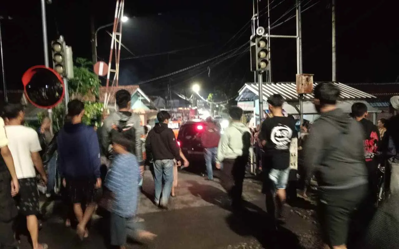 Kereta Turangga Tamper Mobil Hingga Terseret Puluhan Meter