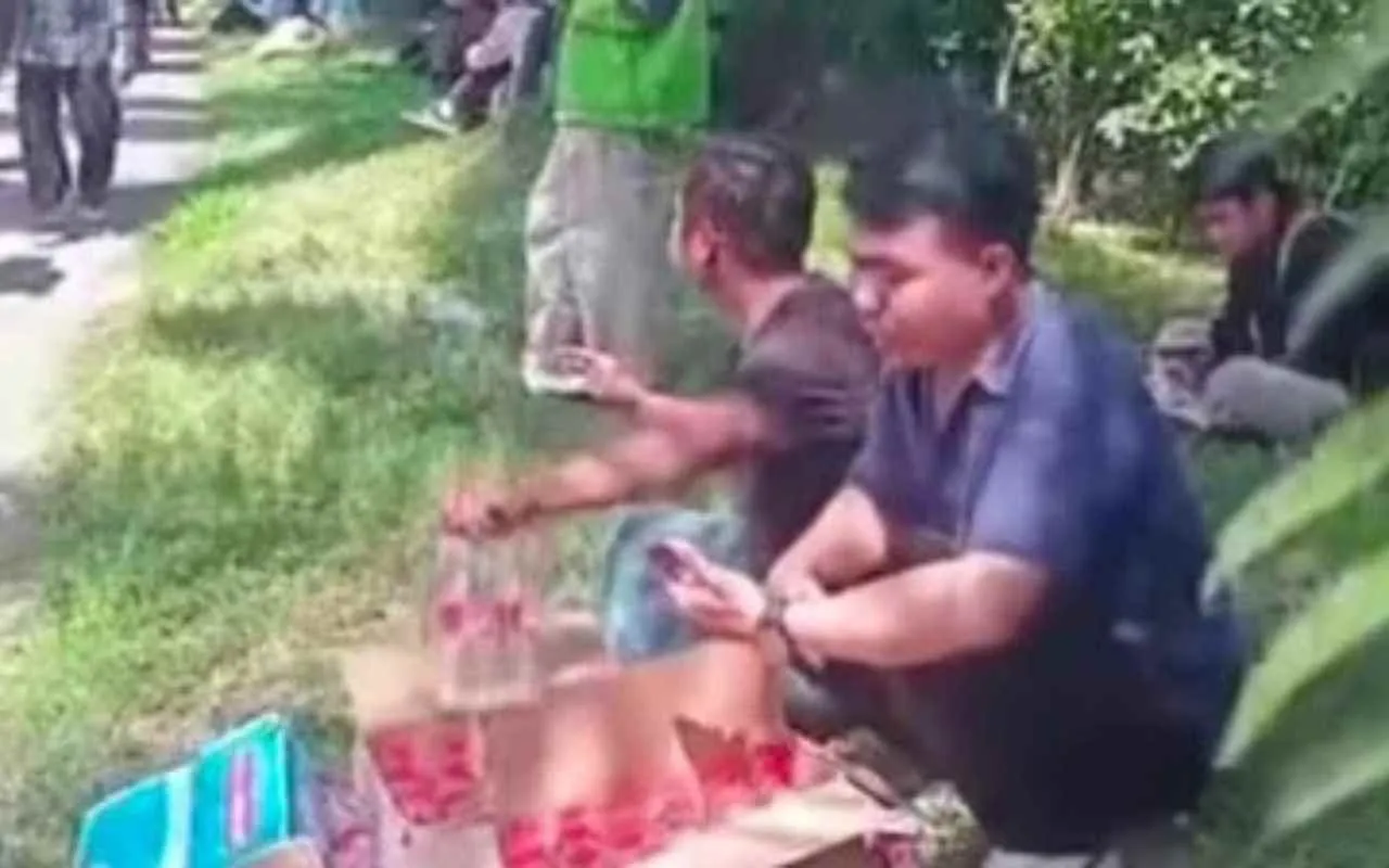 Job Fair Bekasi, Jualan Air Doa untuk Pencari Kerja Laris Manis