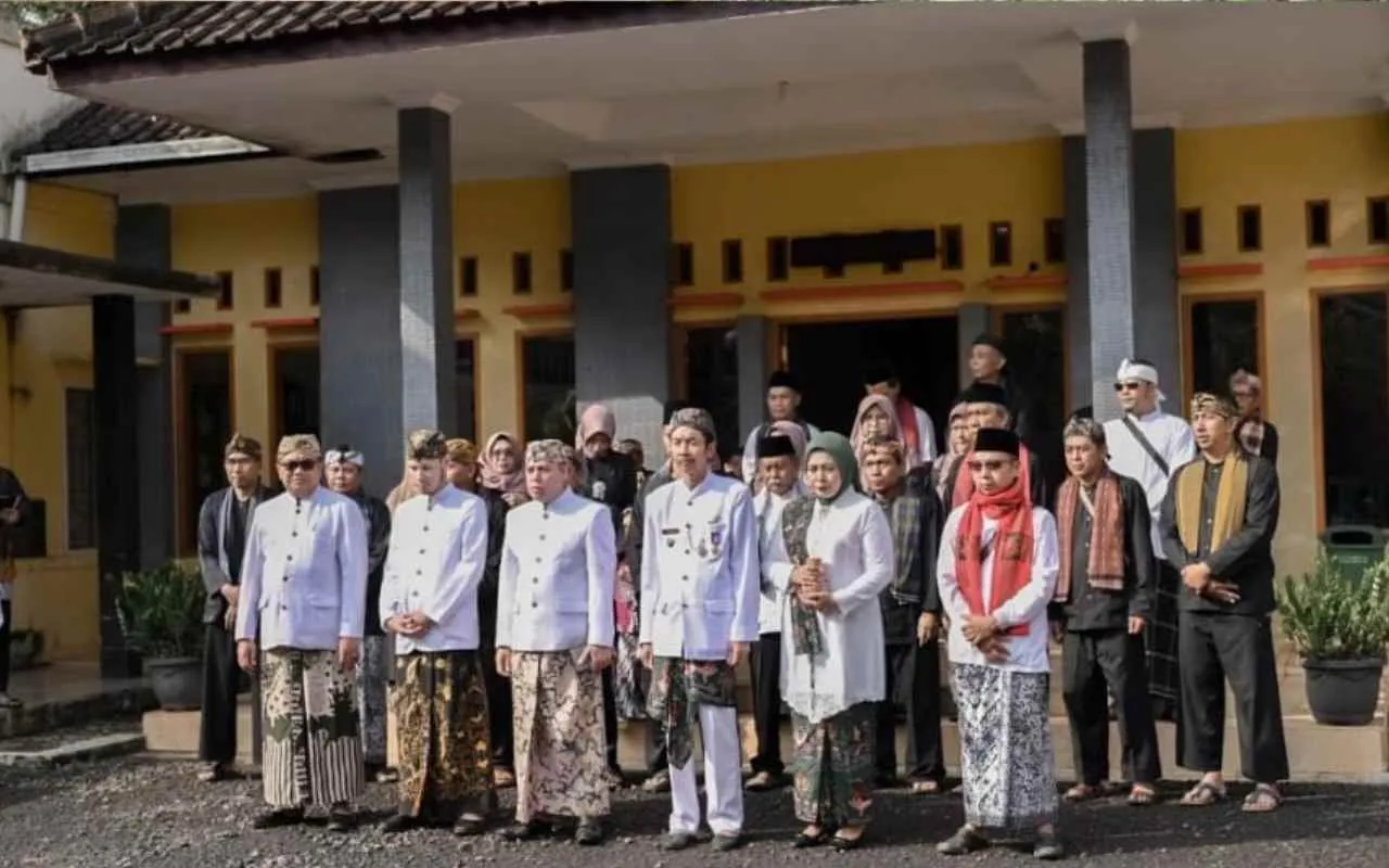Ngarumat Lembur Cisontrol: Tanam Pohon aren dan Sawo Kecik