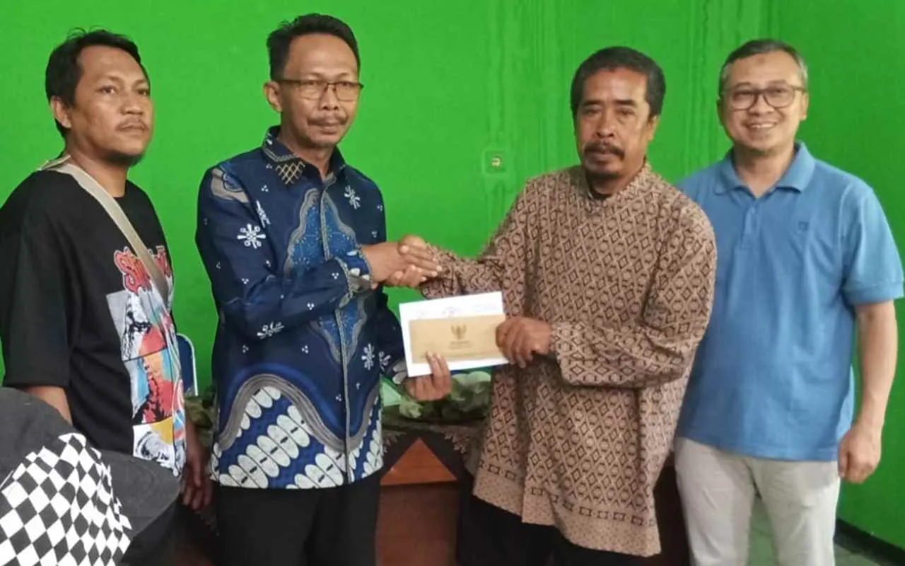 Penyandang Disabilitas Ciamis Terima Bantuan Budi Karawang