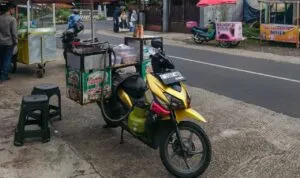 Ivan, Berdagang Cireng Sekaligus Menjadi Konten Kreator