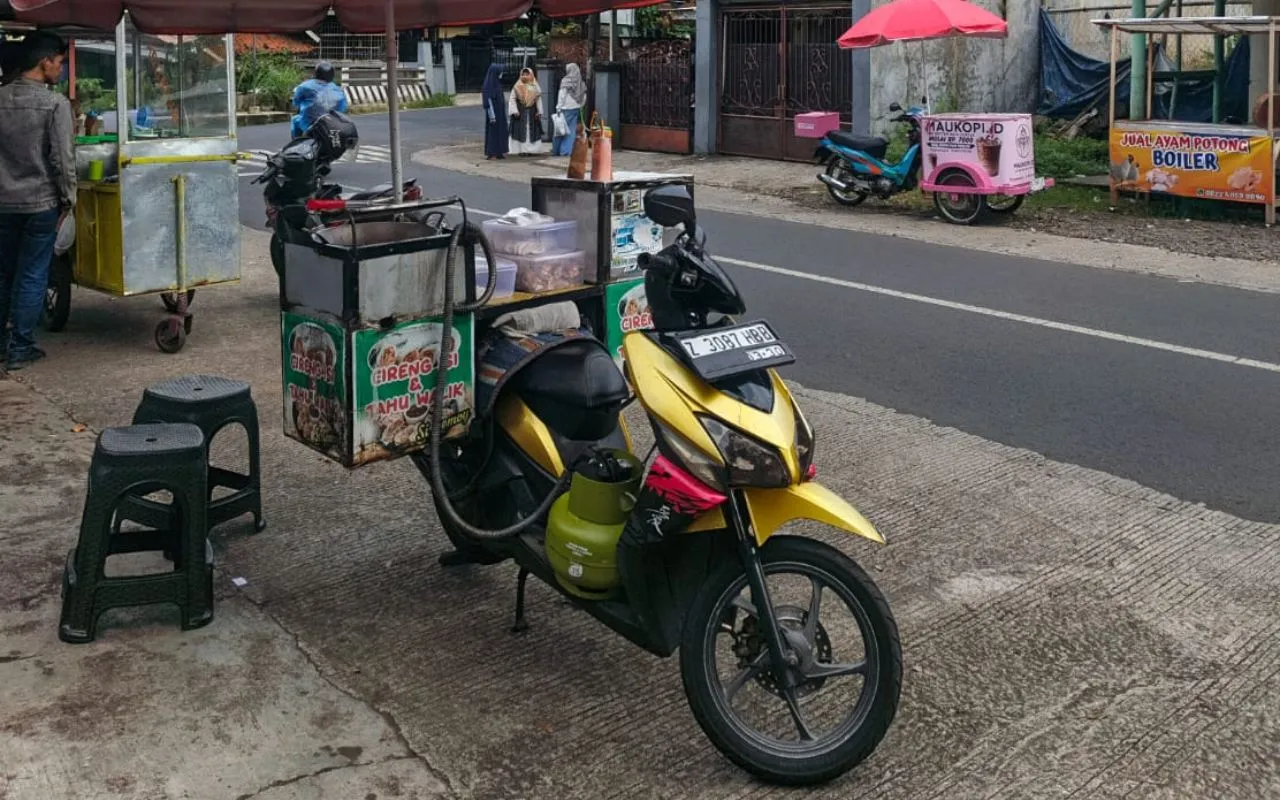 Ivan, Berdagang Cireng Sekaligus Menjadi Konten Kreator