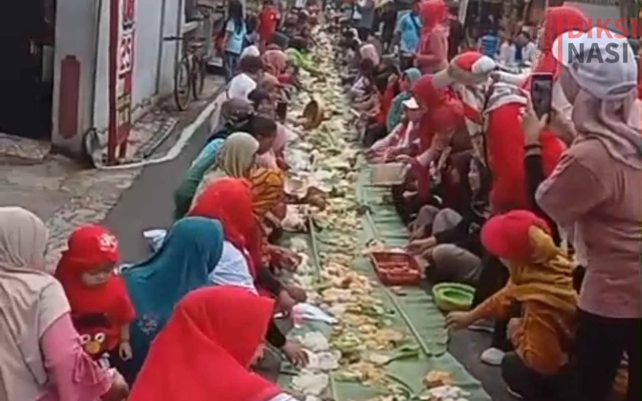 Pende Gelar Makan Bersama di Jalan Meriahkan Kemerdekaan